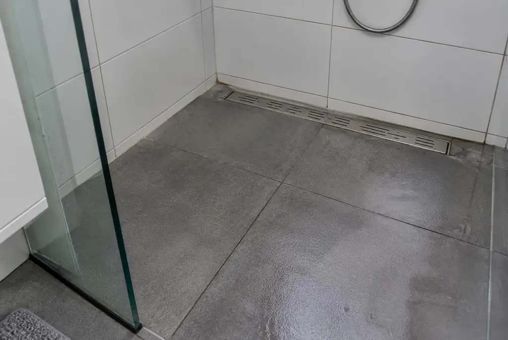 Lekdetectie Bunschoten – lekkende inloopdouche met natte voegen