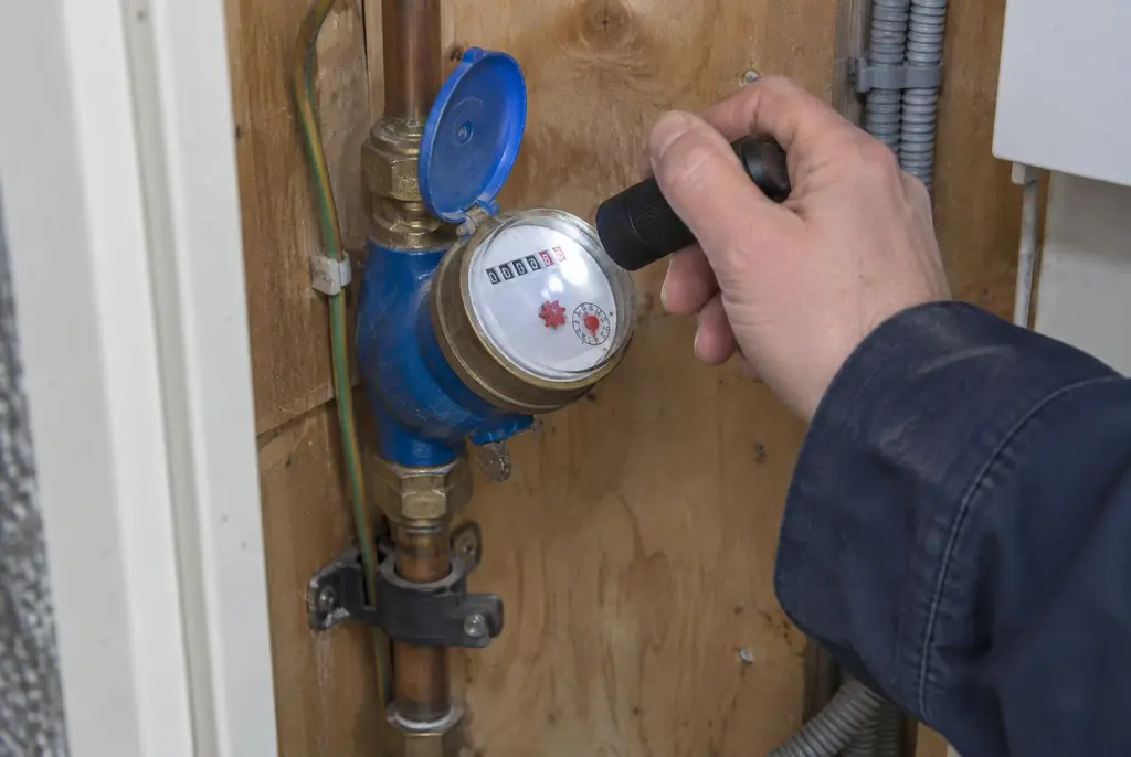 Lekdetectie Bunschoten – watermeter in de meterkast controleren met een zaklamp